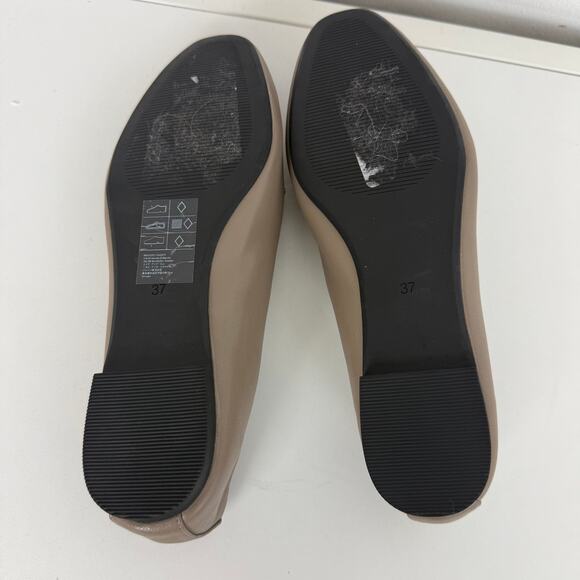 H&M Womens Gold Chain Accent Almond Toe Taupe Flat Slip-On Loafers Neutral 6 - Picture 7 of 8